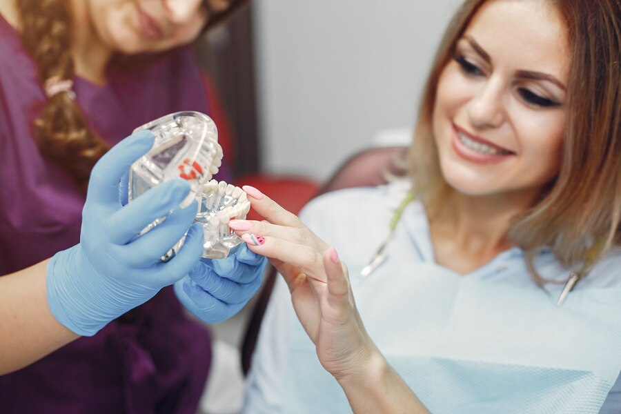 Saiba as vantagens das próteses dentárias sobre as pontes e dentaduras