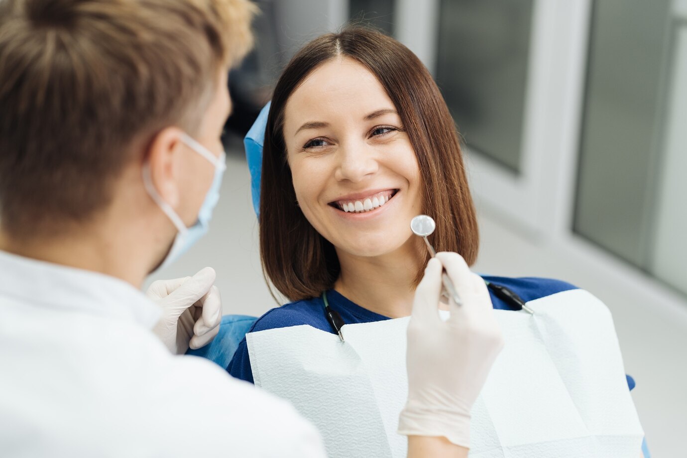 Facetas de porcelana ou lentes: Qual é o melhor investimento estético?