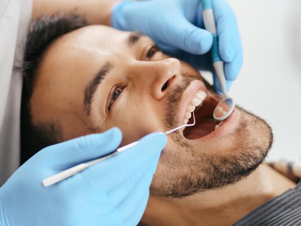 Implantes dentários: entenda a tecnologia da carga imediata
